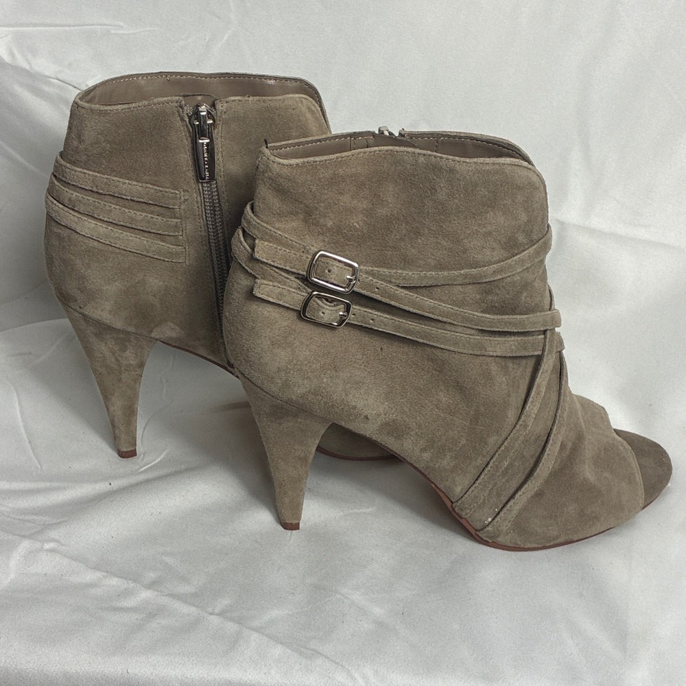 Vince Camuto Ayron Taupe Suede Peep Toe Buckle Booties Heels Womens 8M‎ VP-AYRON